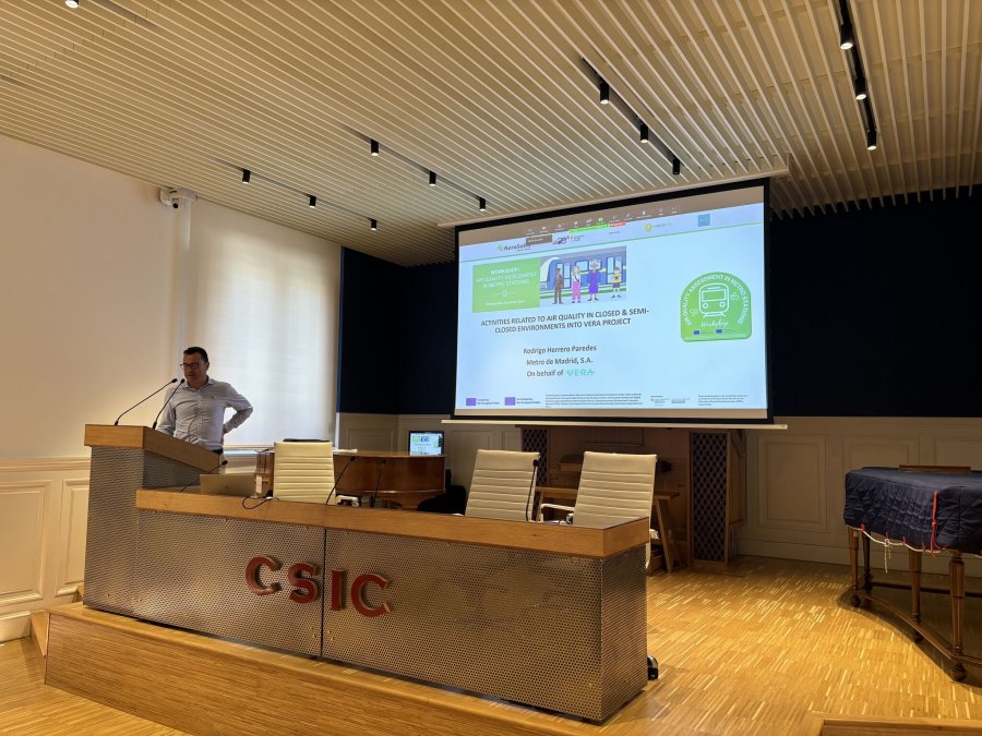 Rodrigo Herrero Paredes presenting